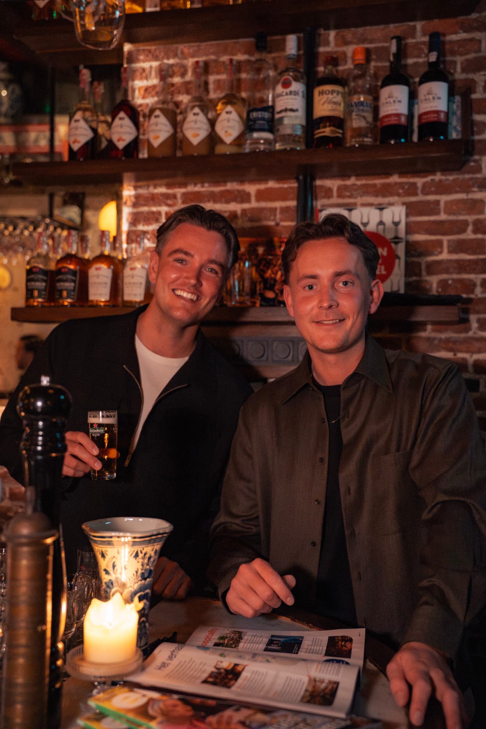 Nars en Benjamin samen aan de bar